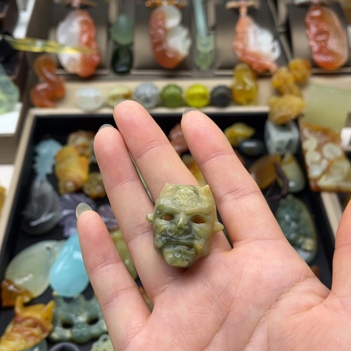 蛇纹石玉未镶嵌颈饰