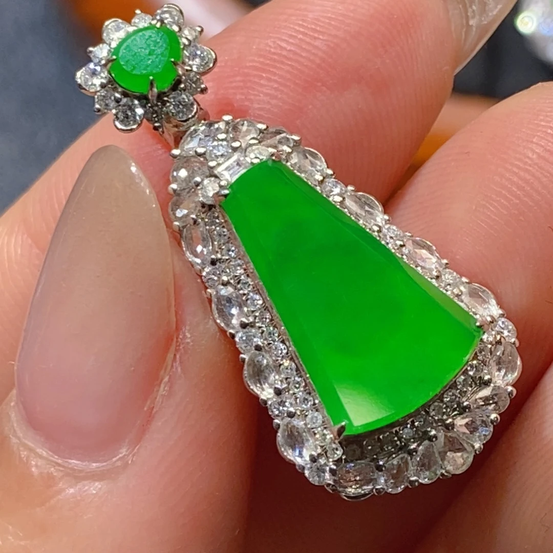 翡翠18K金镶嵌颈饰无事牌