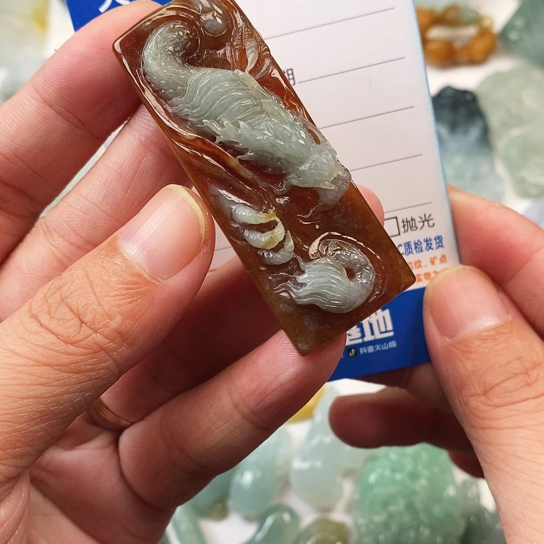 翡翠未镶嵌颈饰龙