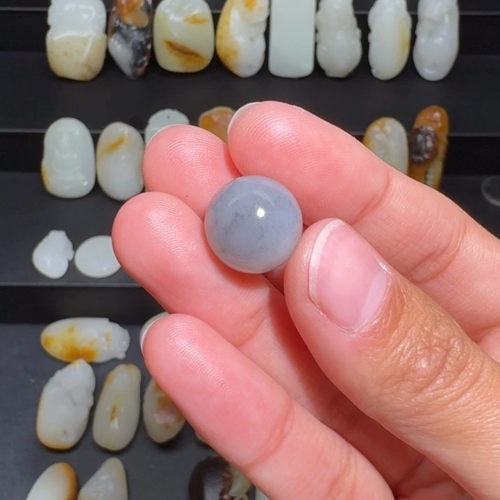 和田玉颈饰未镶嵌?