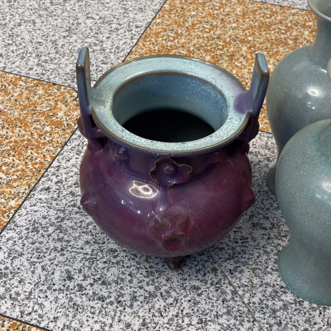 赏品钧三足炉一个
