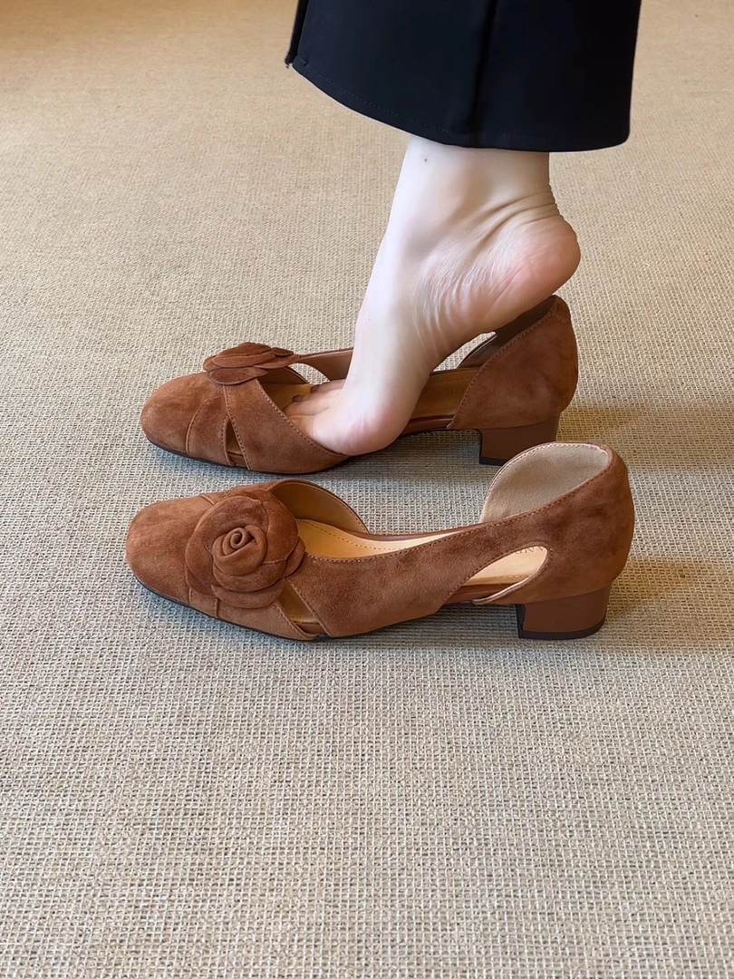 Elingjk/3.5cm法式复古磨砂斜方头花朵侧边镂空粗跟包头凉鞋