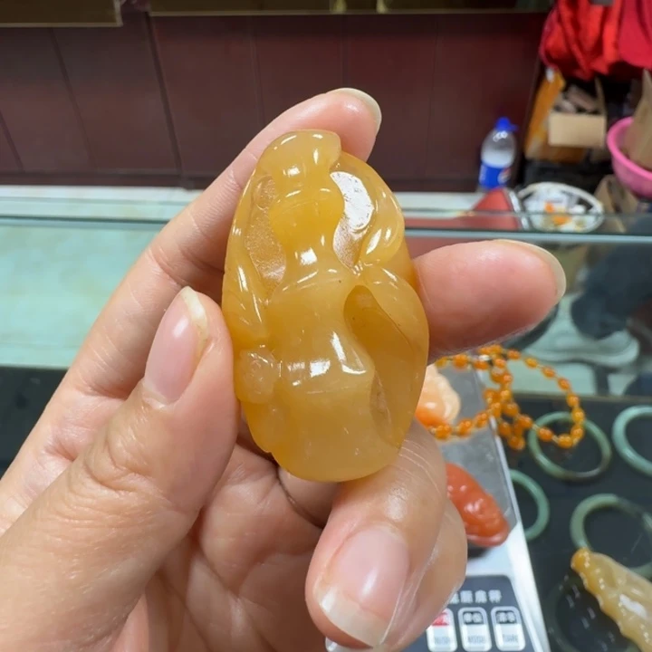 8****石英质玉（金丝玉）未镶嵌颈饰