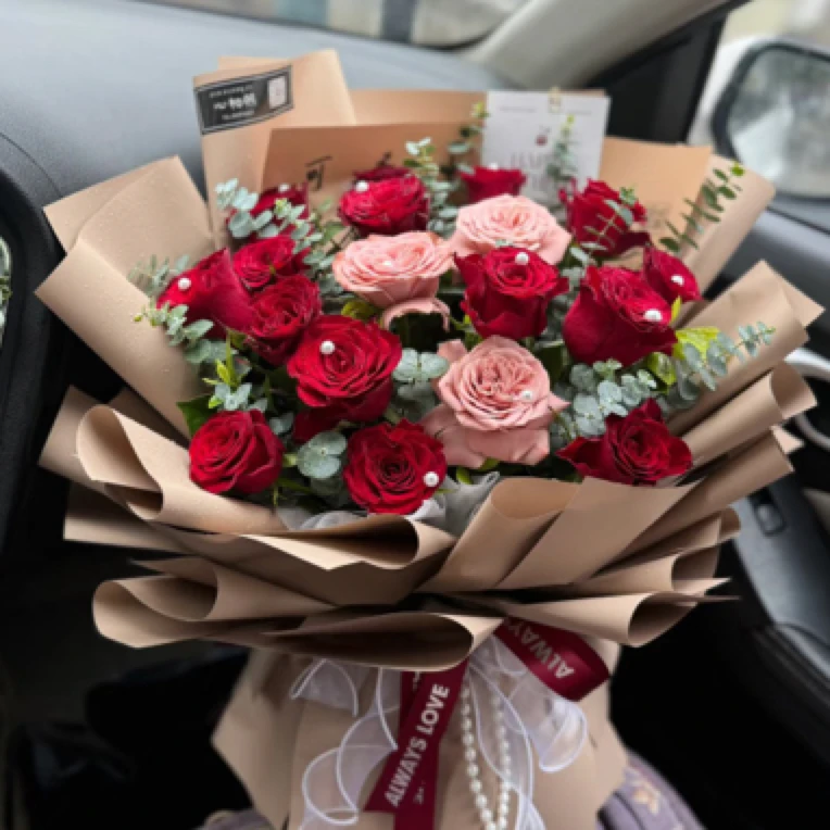 19支红玫瑰搭配卡布奇诺玫瑰花束