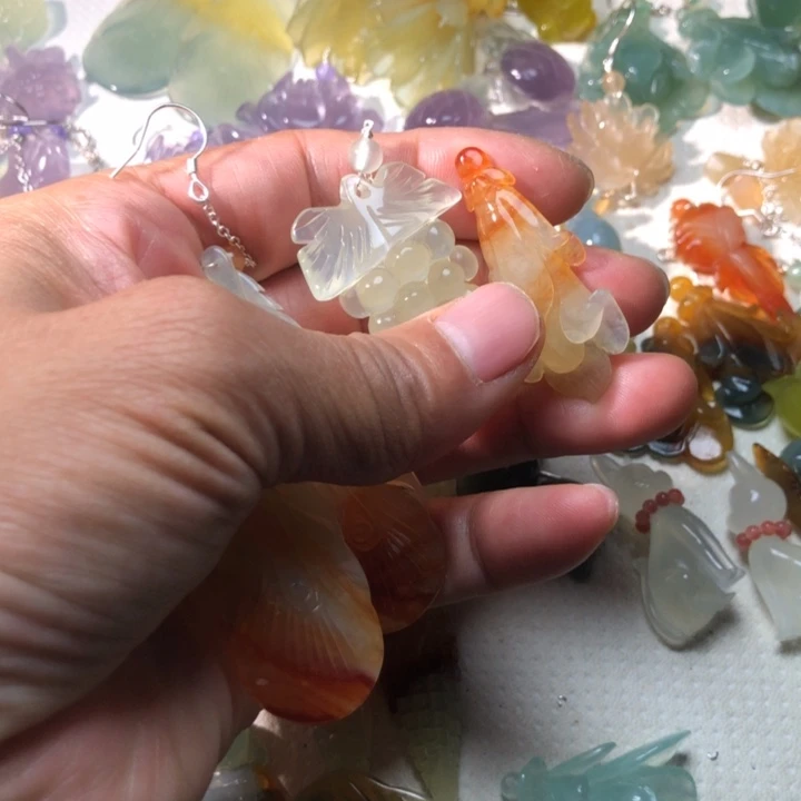 她***蛇纹石玉未镶嵌耳坠