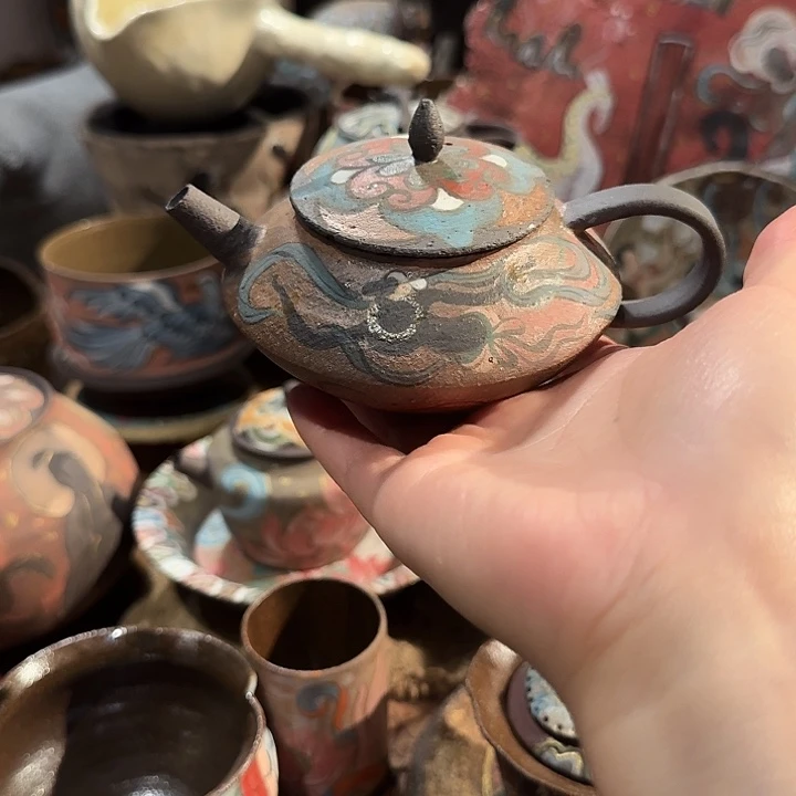 韩***续手工制作各种精美陶瓷