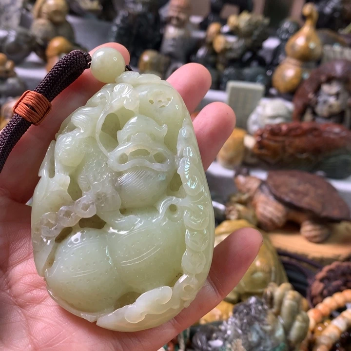 未镶嵌岫岩河磨玉（透闪石质玉）把件