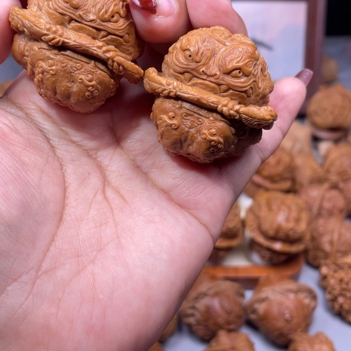 谷***狼蛤蟆头雕刻的金蟾