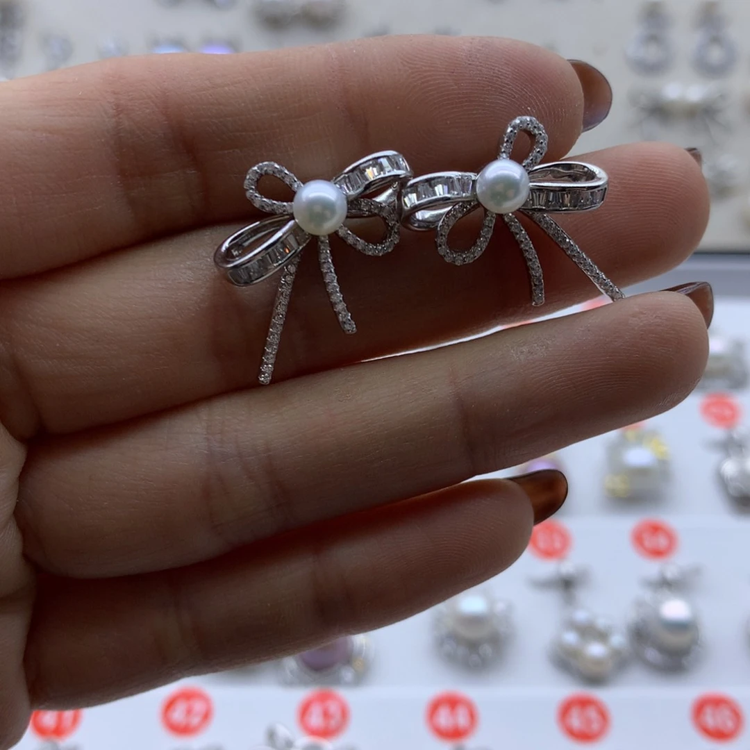 淡水珍珠耳饰银S925镶嵌向**?