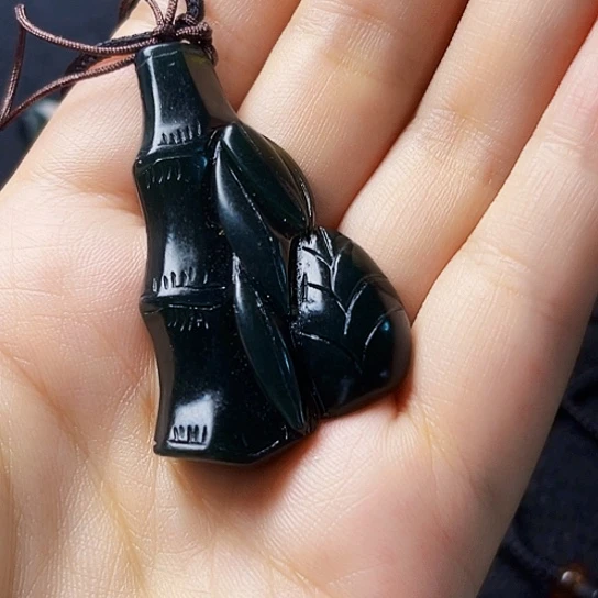 详***雨蛇纹石玉未镶嵌颈饰