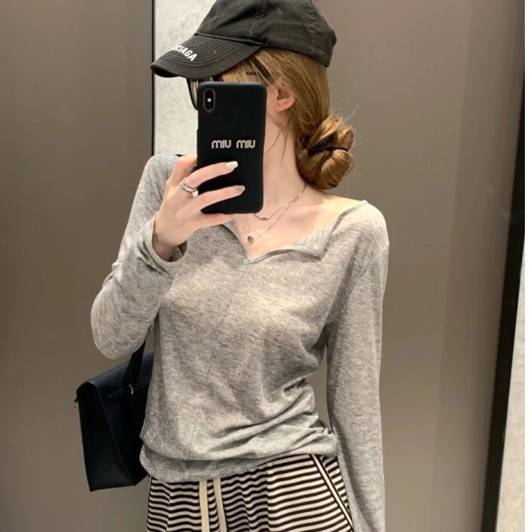 灰色v领长袖t恤女春秋季设计感小众上衣服显瘦薄款内搭复古打底衫