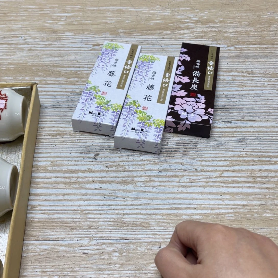 瓷片黄*密密麻麻地排列着一个