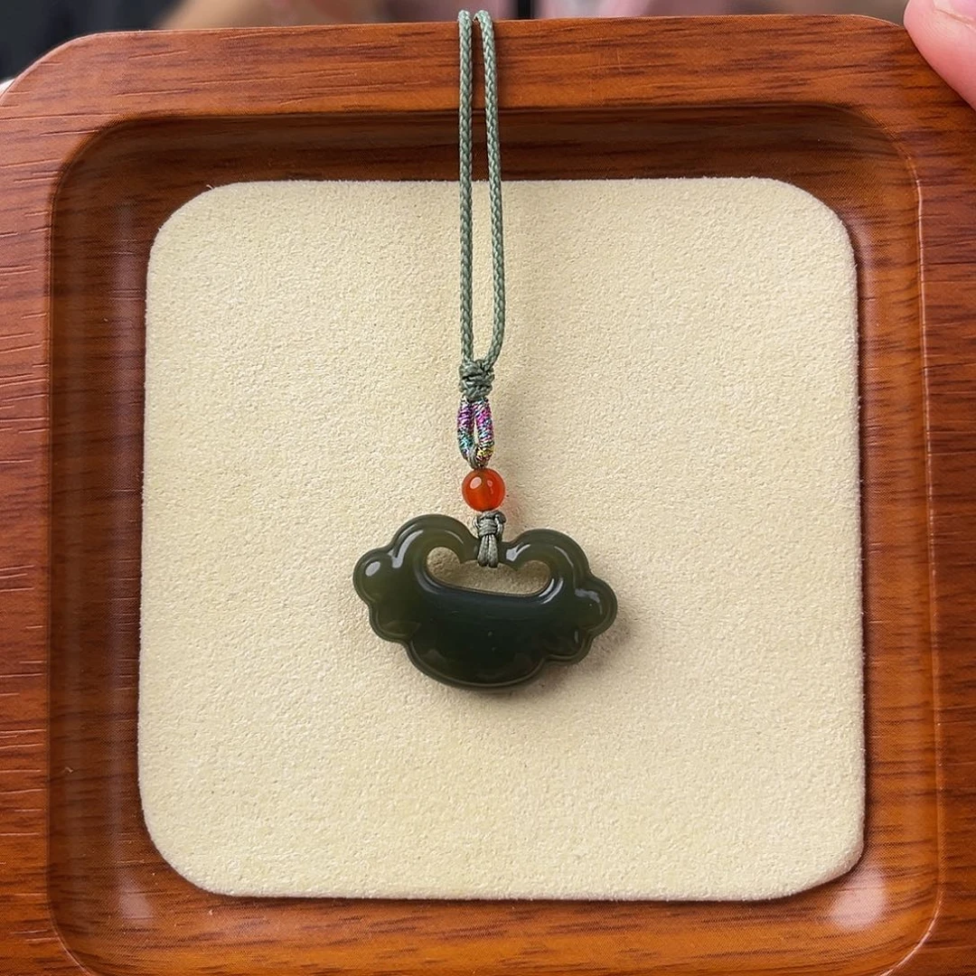 和田玉未镶嵌颈饰如意锁