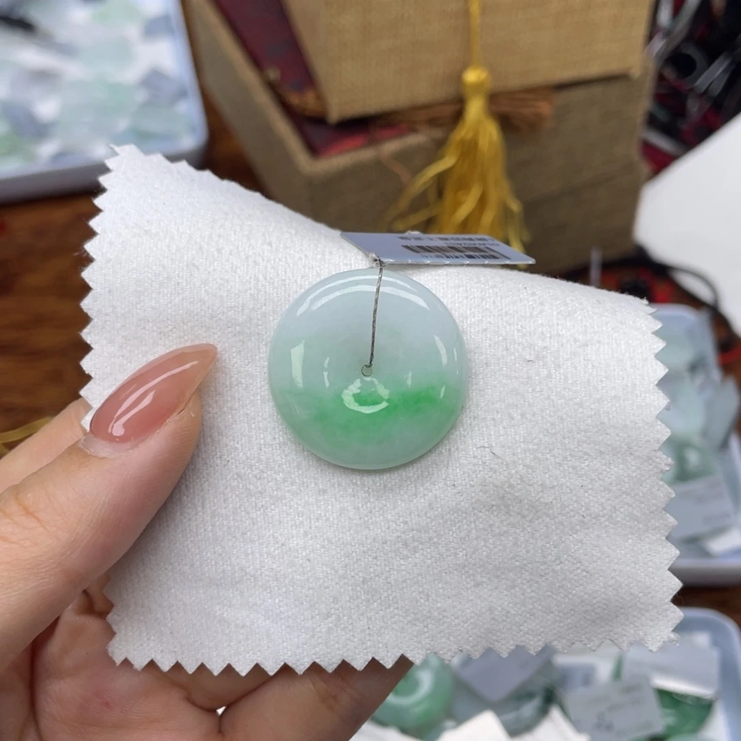 翡翠颈饰未镶嵌平安扣