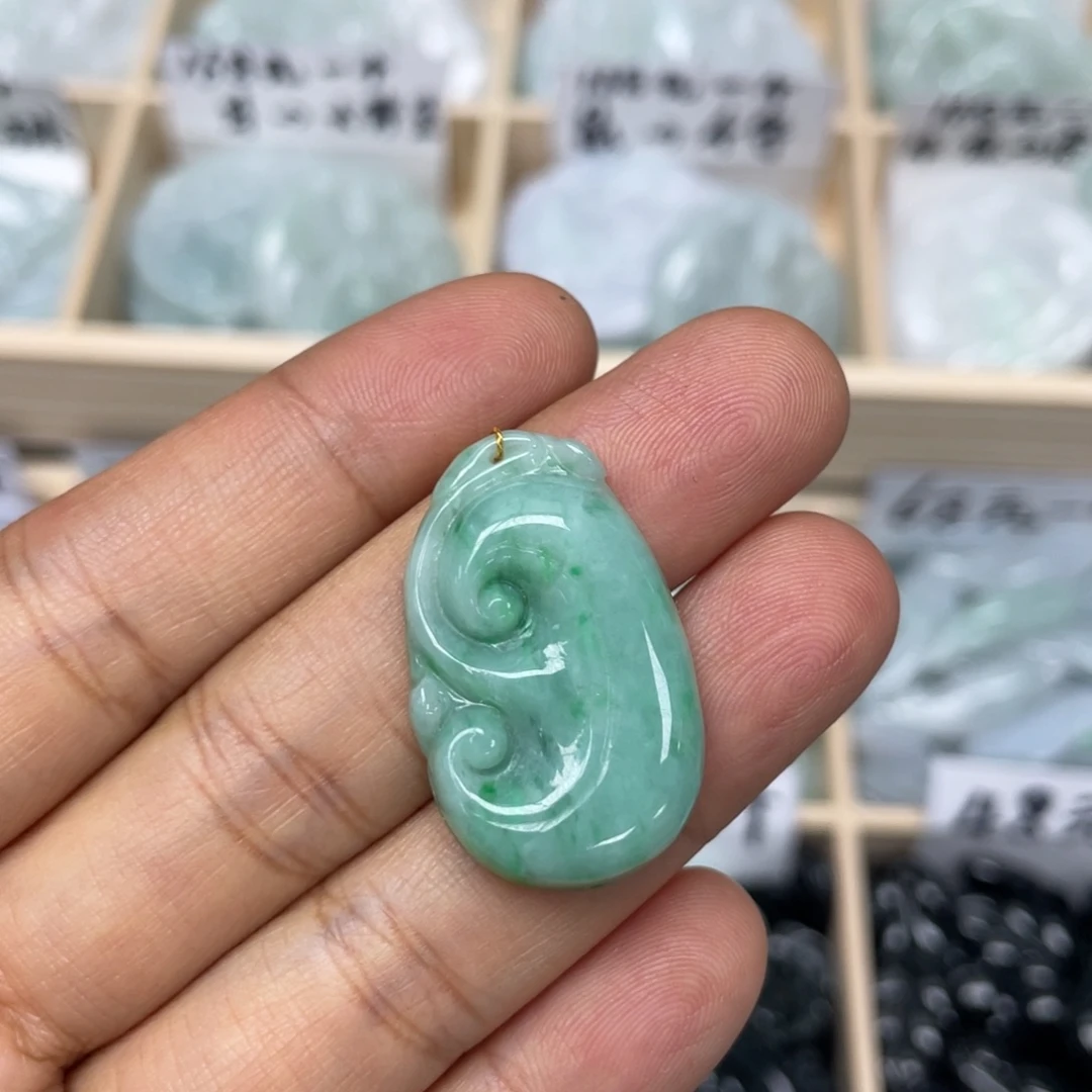 翡翠未镶嵌颈饰如意