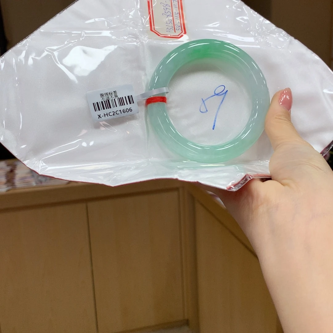 翡翠手镯未镶嵌不退不换