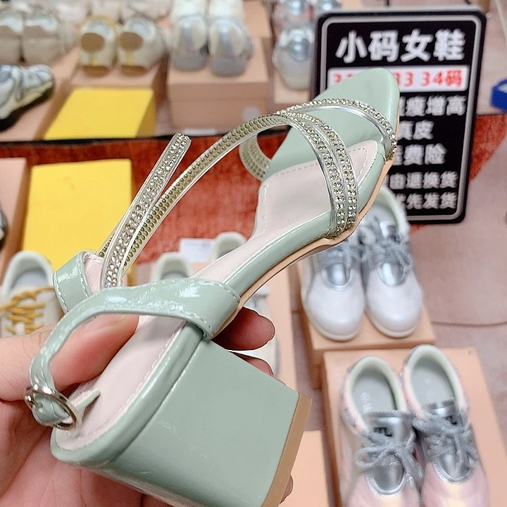 鱼嘴鞋33码，然后身高是六公分的小脚定制专属定制的款式