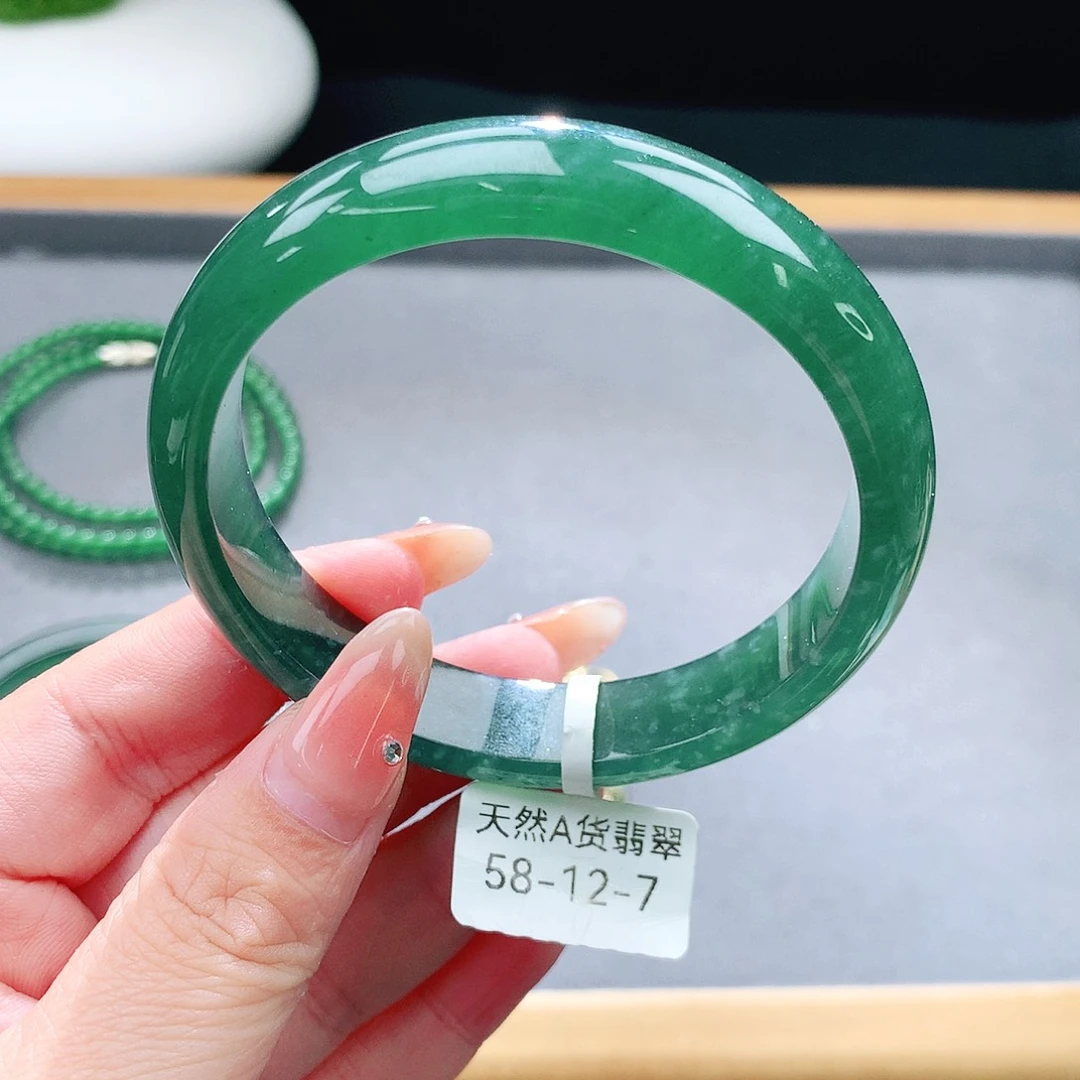 未镶嵌手镯（圆镯）翡翠