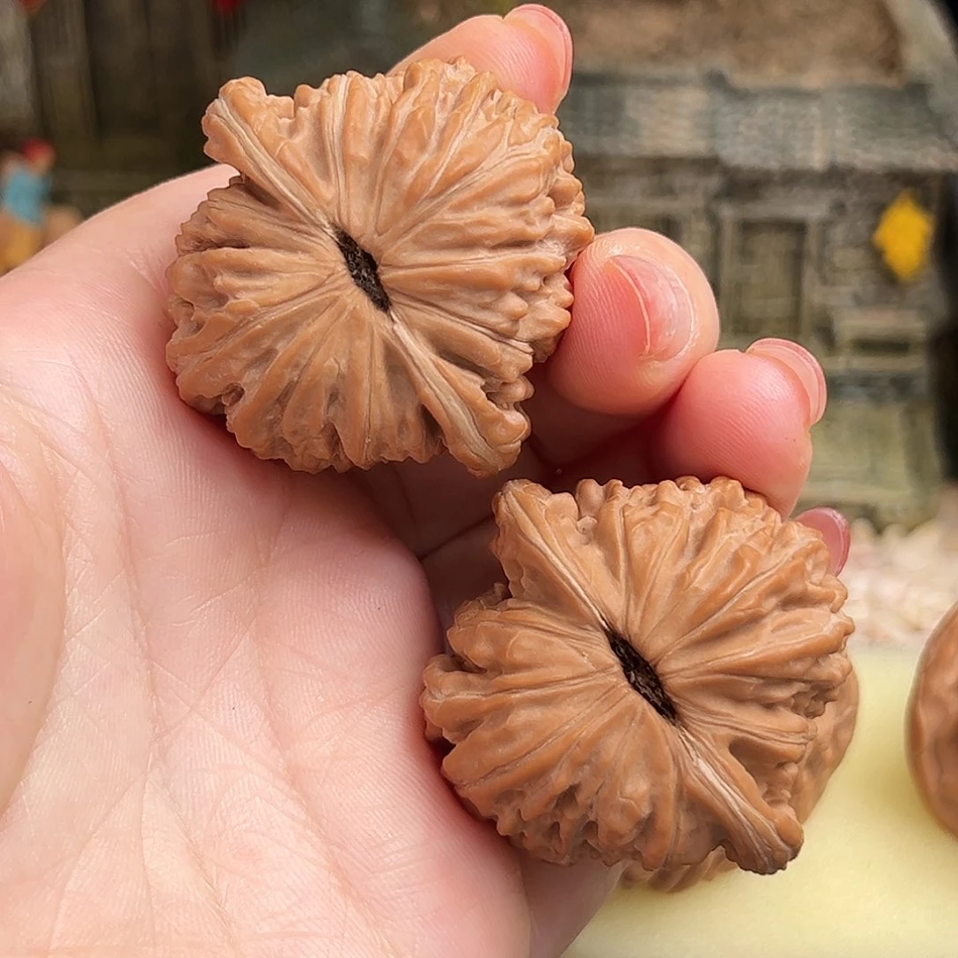 文玩核桃把件北*。汉高楼40