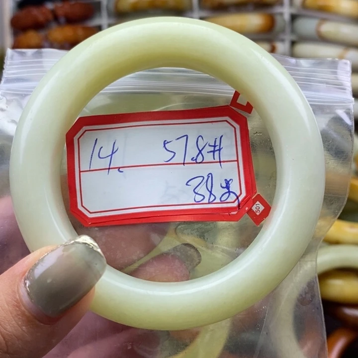 陆***宸蛇纹石玉未镶嵌颈饰