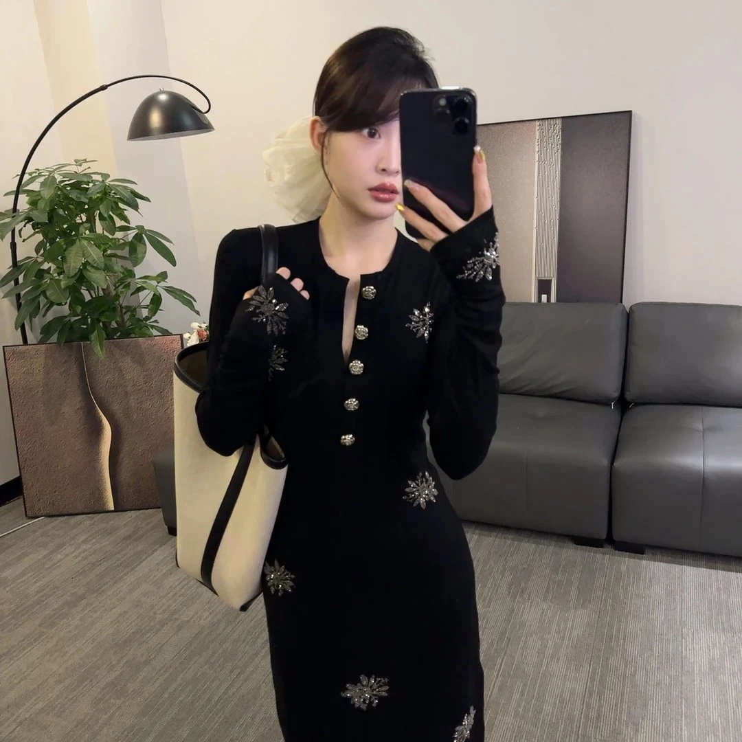 【OS&oneshow】秋季新款亮闪闪烫钻高级感V领长袖黑色连衣裙设计感