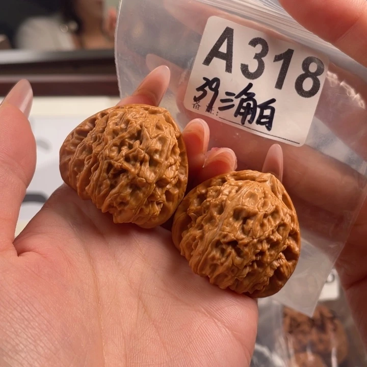 39三角白文玩核桃