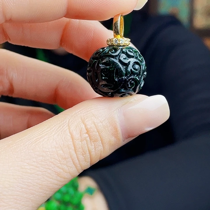 翡翠未镶嵌颈饰多样性