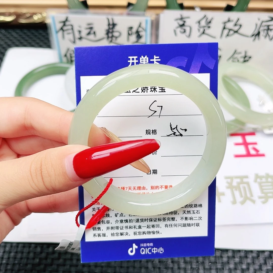 和田玉手镯未镶嵌有****丽