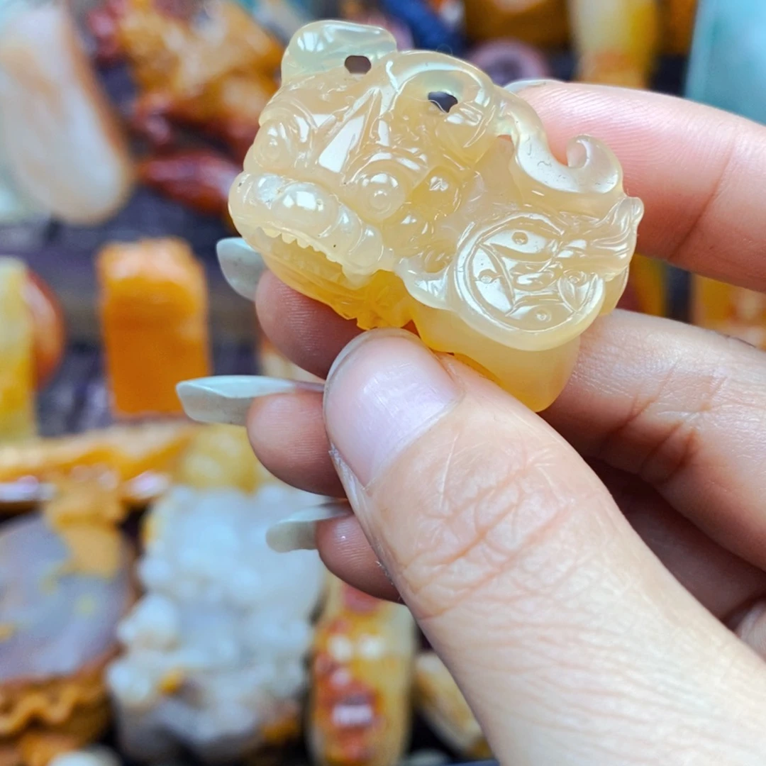 石英质玉（黄龙玉）未镶嵌颈饰