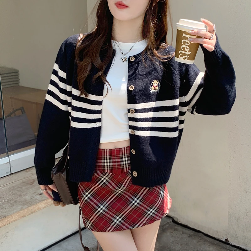 2025新款春秋小熊刺绣针织开衫外套女外穿毛衣学院风上衣洋气