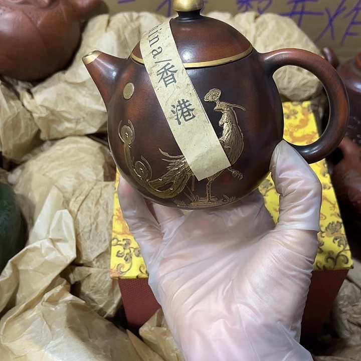 茶壶紫砂原矿泥料，手工制作的一把紫砂壶。