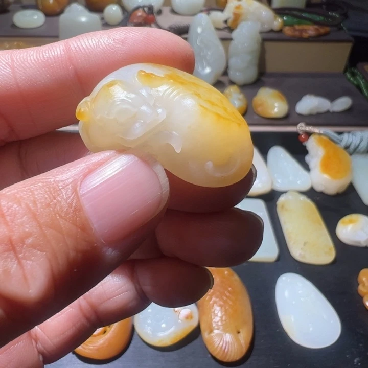 文***仔和田玉未镶嵌颈饰