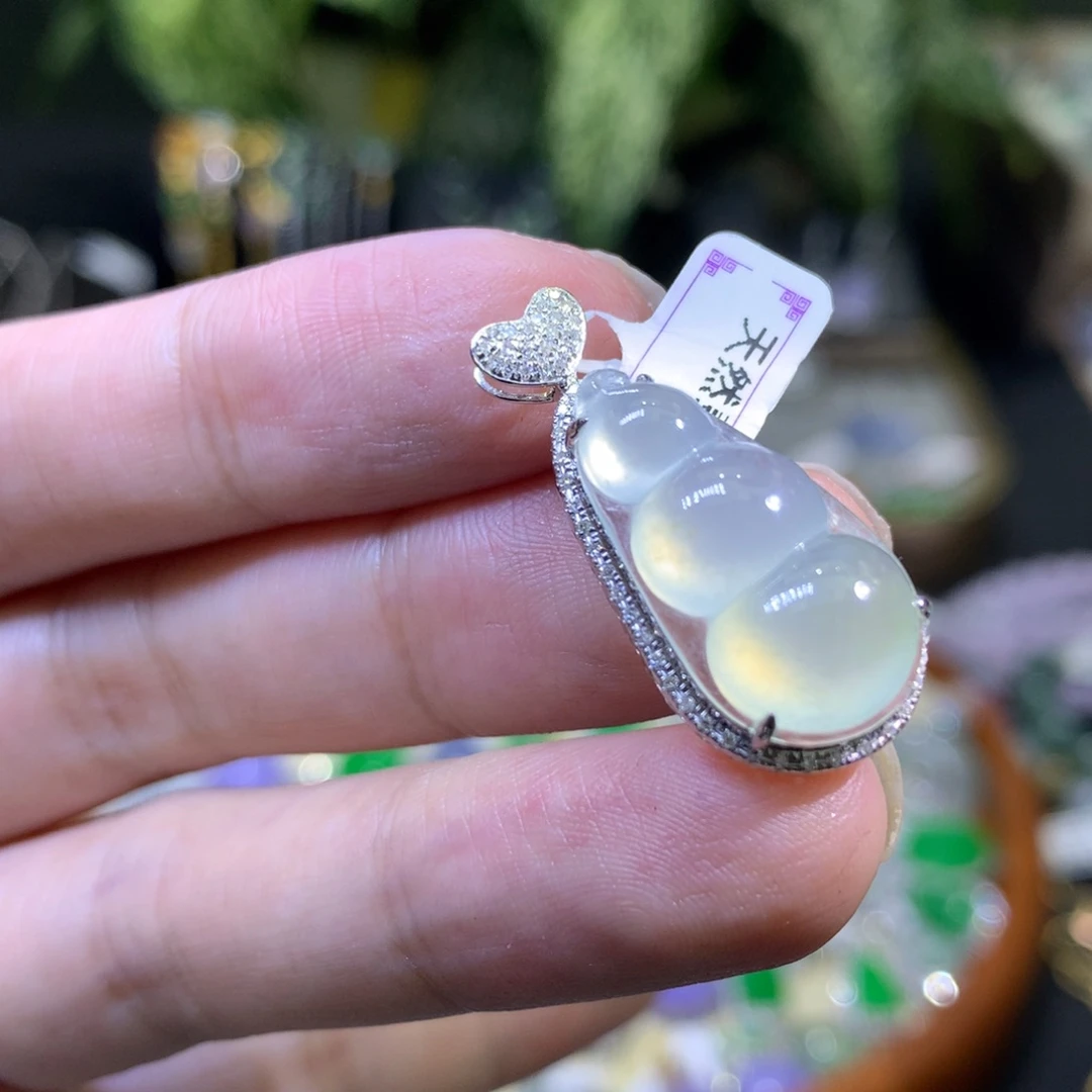 颈饰18K金镶嵌翡翠