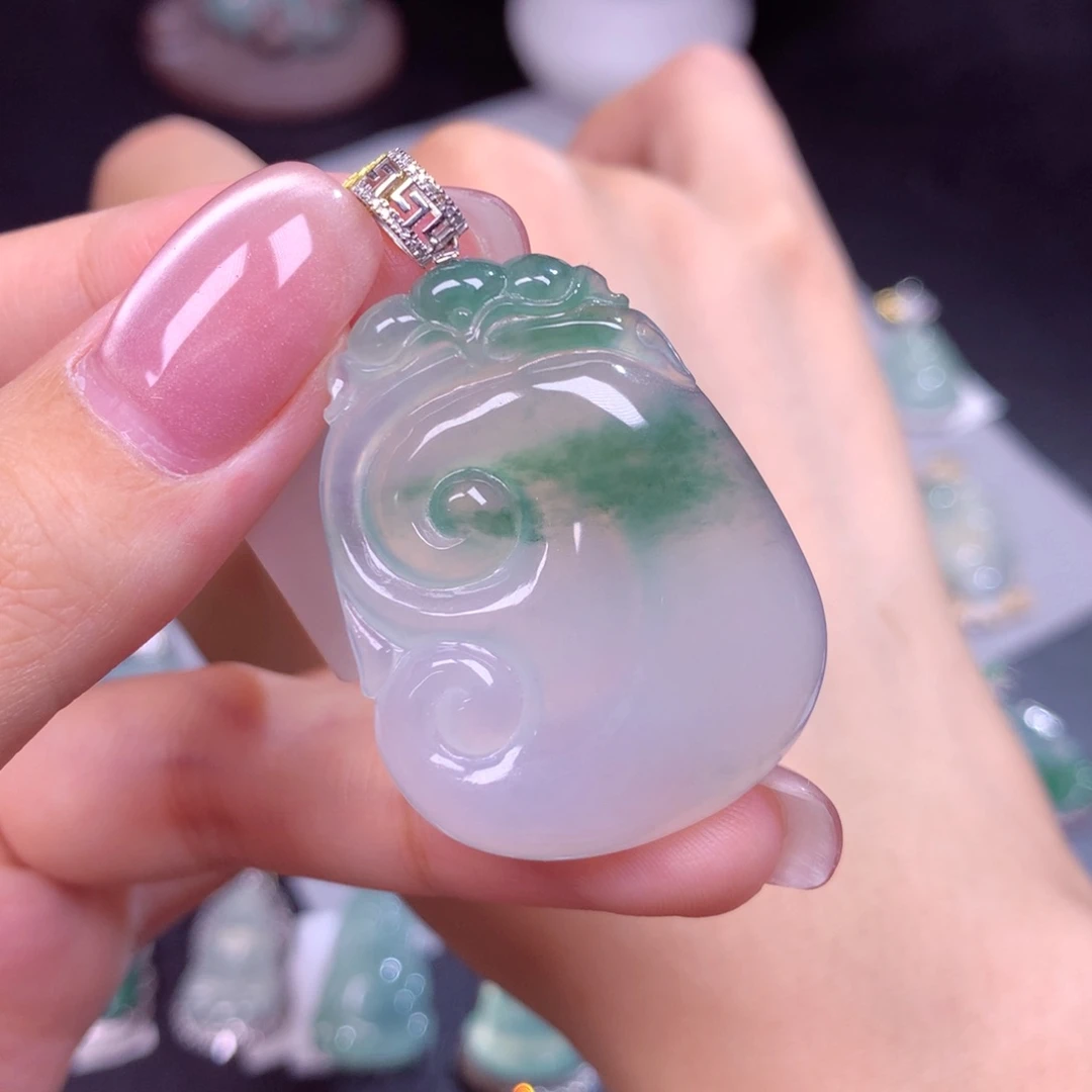 颈饰18K金镶嵌翡翠如意