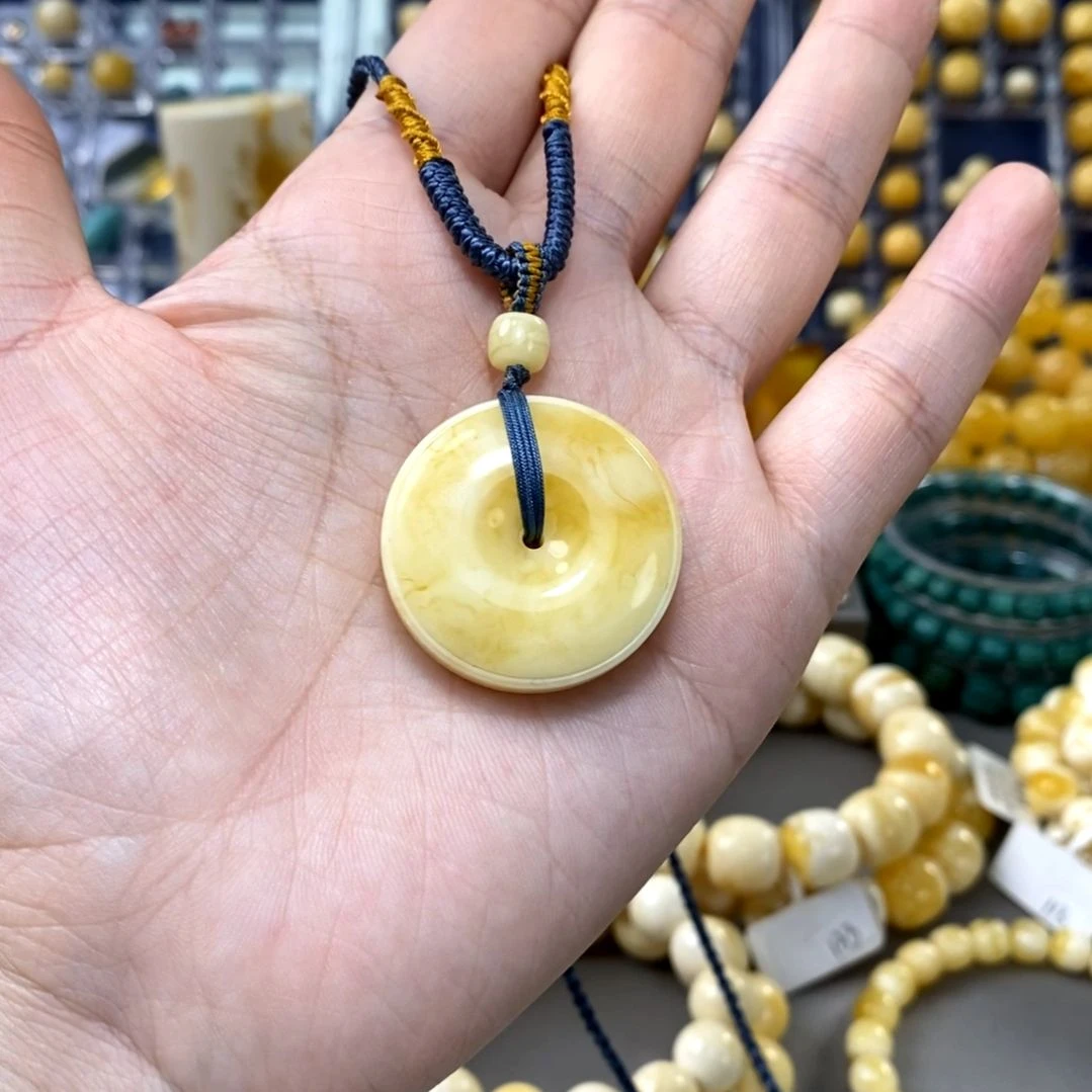 裸石琥珀未镶嵌平安扣