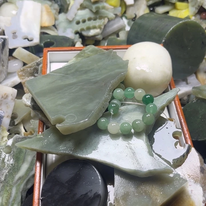 和田玉未镶嵌颈饰钿*