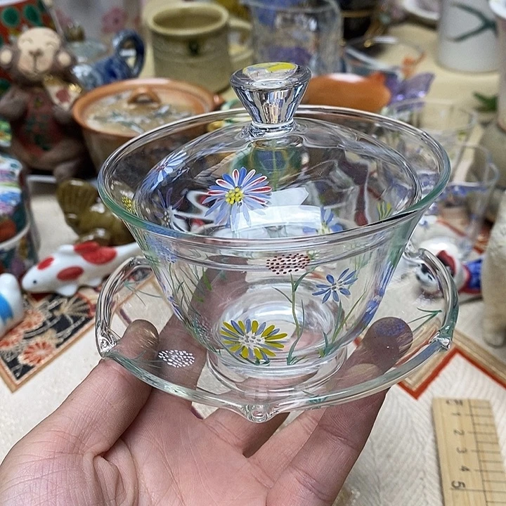 茶壶紫砂杯子和一大盒酸奶一起在厨房洗衣服和