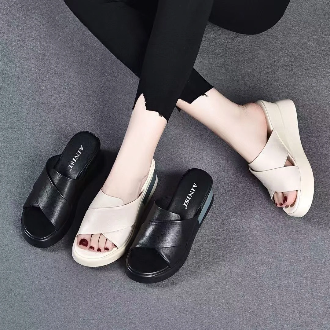 2025厚底软底妈妈拖鞋夏季新款时尚百搭外穿防水台坡跟凉鞋