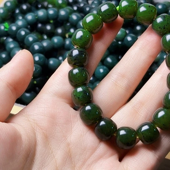 蛇纹石玉未镶嵌颈饰越*