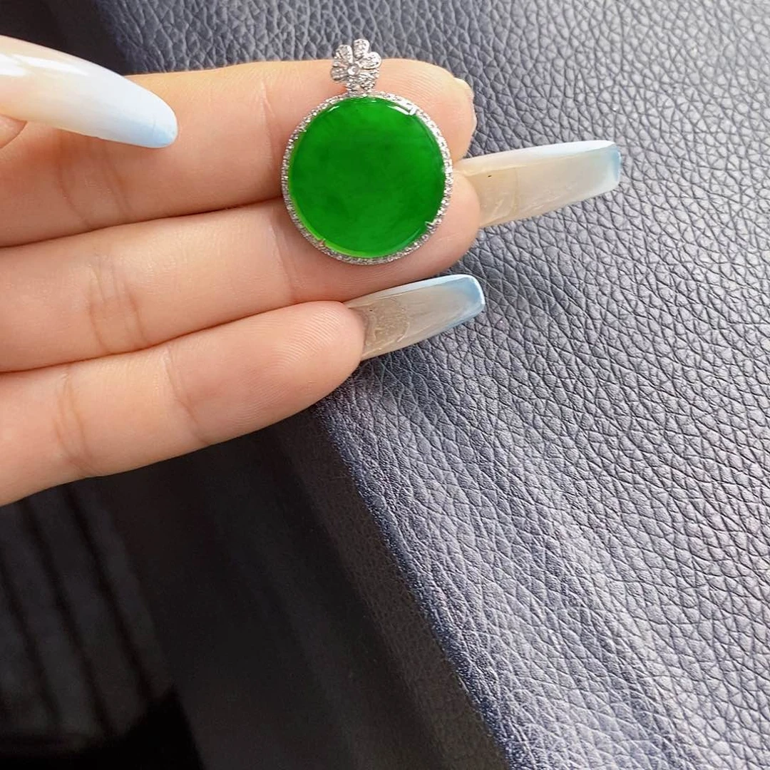 翡翠18K金镶嵌颈饰翡翠