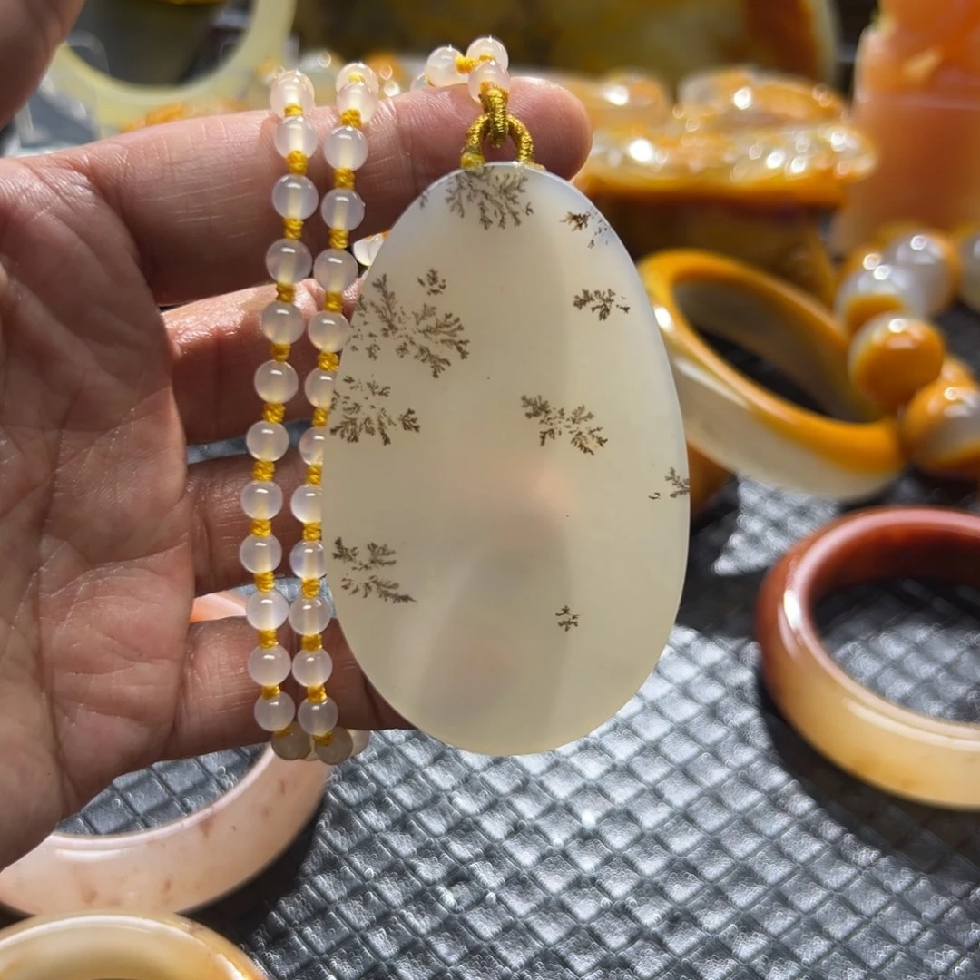 石英质玉未镶嵌颈饰