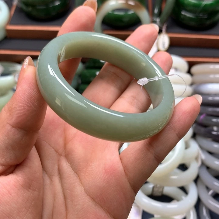 【闪购商品】未镶嵌手镯和田玉台****室