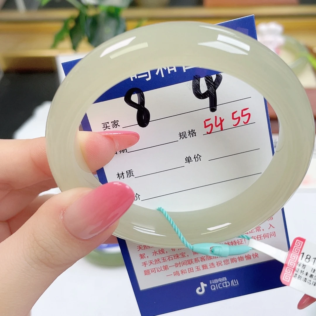 喵****未镶嵌手镯和田玉