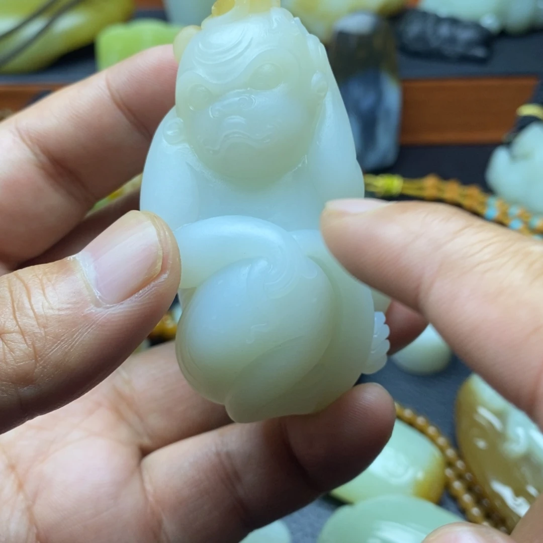 事***意定制和田玉精品猴子手把件糖白