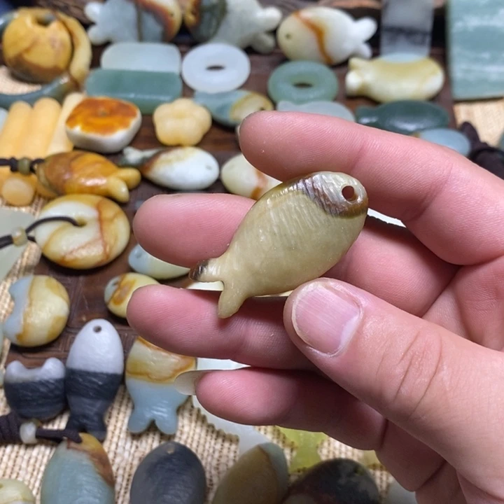 蛇纹石玉未镶嵌颈饰