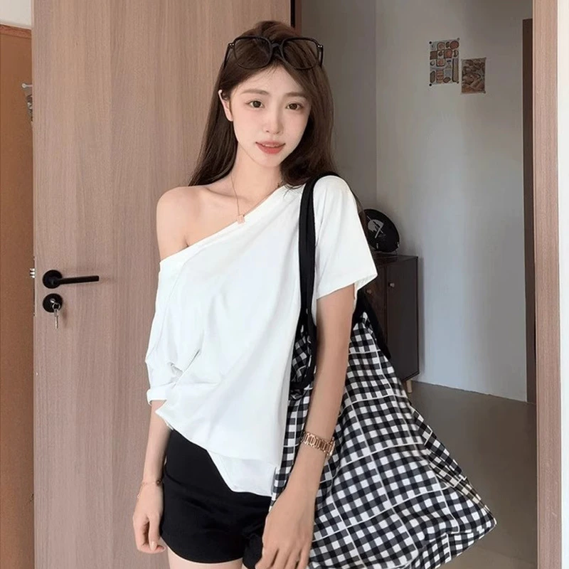 白色露肩性感t恤夏季宽松显瘦短袖斜肩加宽加大女装辣妹甜美上衣