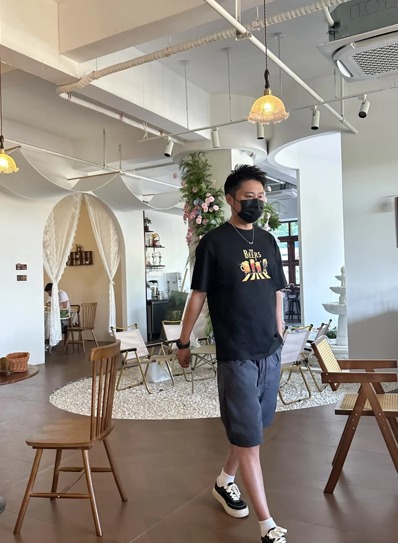 简约行走的啤酒印花圆领宽松男女款短袖T恤