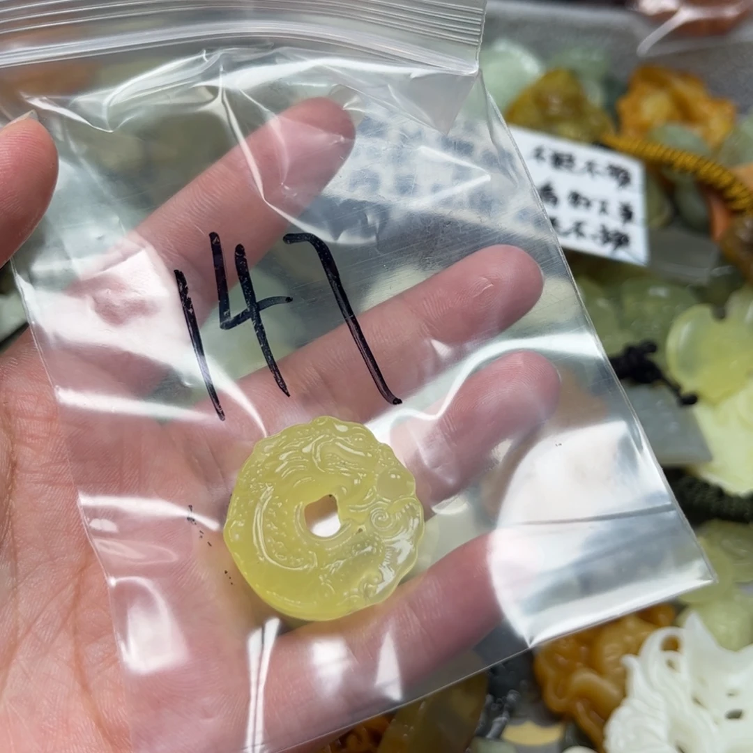 黑***生蛇纹石玉未镶嵌颈饰