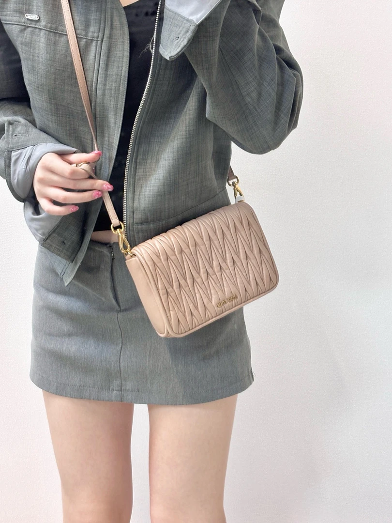 95新 MIU MIU/缪缪  miumiu 橡皮粉woc斜挎包