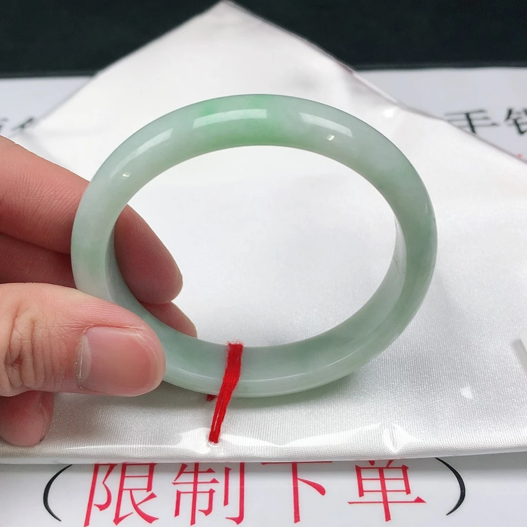 翡翠手镯未镶嵌圈55贵